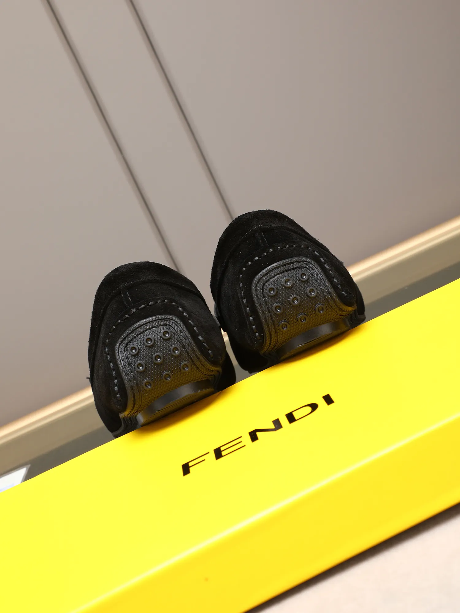 Men's shoes 💰400💰[FENDI] The little monster of Fendi F family, which is popular all over the world, is coming in a big way, the latest color, driving slip-on loafers, avant-garde and versatile fashion men's shoes, bun shoes, bean shoes👌👌👌 Private mold opening, 1:1 reproduction... The upper is made of first-layer cowhide, and the first-layer pigskin lining... is extremely comfortable, fashionable, simple, atmospheric and personalized [color] The side of the shoe is more refined, and the overall effect is handsome [ Turn in a circle][Turn in a circle]💭This hardware monster with eyes is not the popular version on the market🚳🚳Compared with the old model, it is more trendy, eye-catching and more classy🔰This summer, the little monster will subvert the old ideas and share the fashion with you🔱A must-have for fashionistas! Must keep it for yourself! Online outsole, high-end quality workmanship. Color: black, blue, white, red. Matching code: 38-44 (45 46 47 customized) (standard leather shoe size)